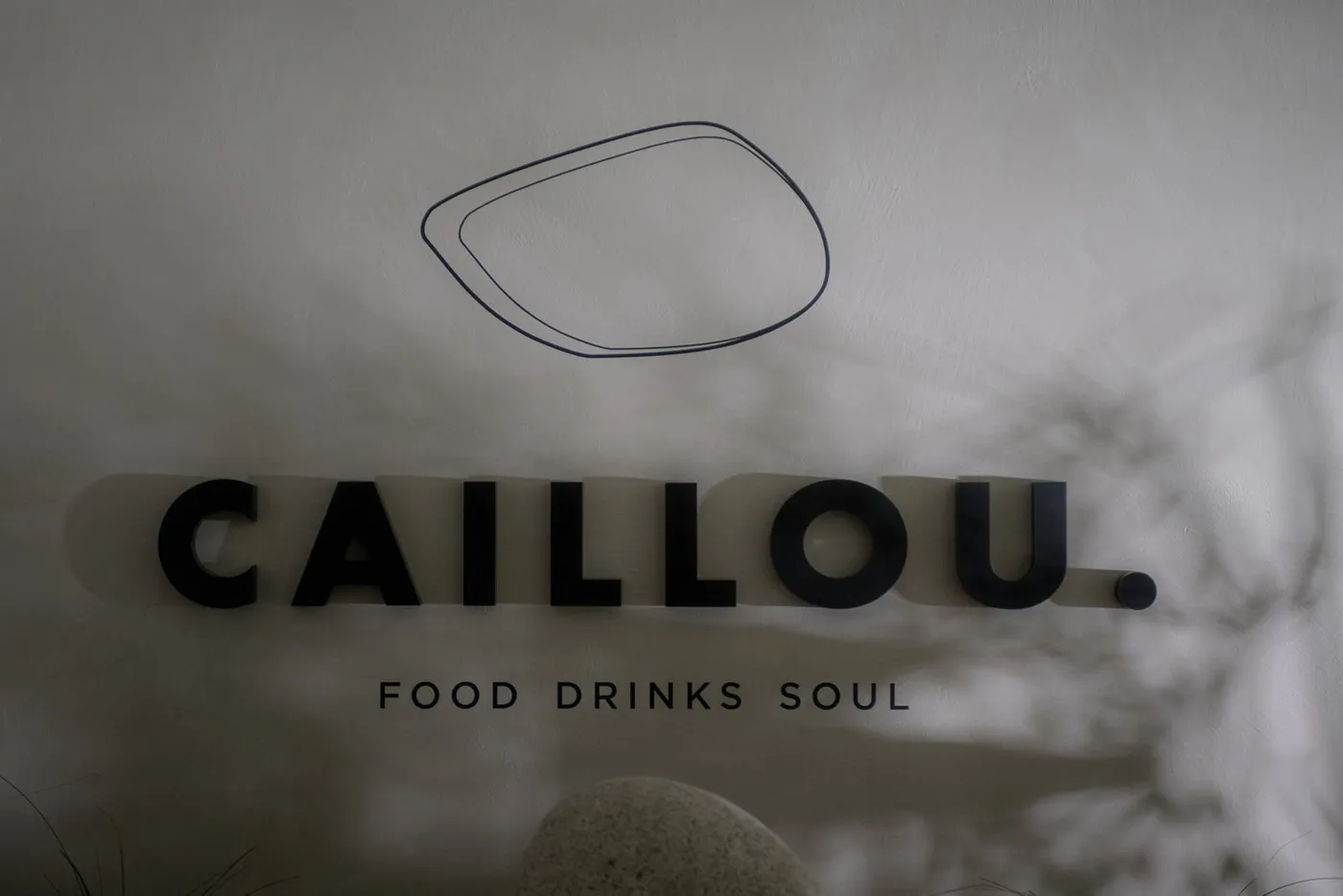 Het logo van Caillou. aan de muur